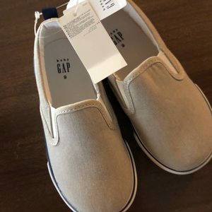 Gap size 9 slide ons